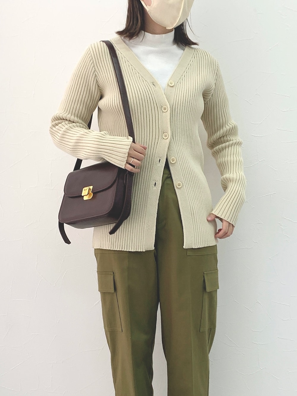 「低身長レディースファッション、スタッフ、レギュラー、春コーデ、Petitjo、ベイカーパンツ、リブカーディガン、カーディガン、低身長、小柄、150cm」｜「nissenの小さいサイズ　ベイカーテーパードパンツ　低身長さん・小柄女性（パンツ、グリーン系）」を使った、そでこさん（レディース・150cm）の冬コーディネートの3枚目の写真