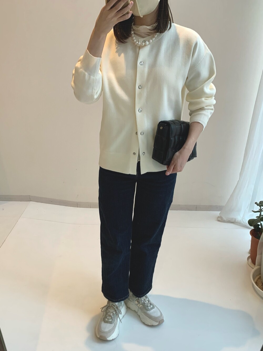 ホワイト系のカーディガン/ボレロ、ブルー系のパンツ、ホワイト系のTシャツ/カットソーを着用したレディースの春コーディネートの2枚目の写真