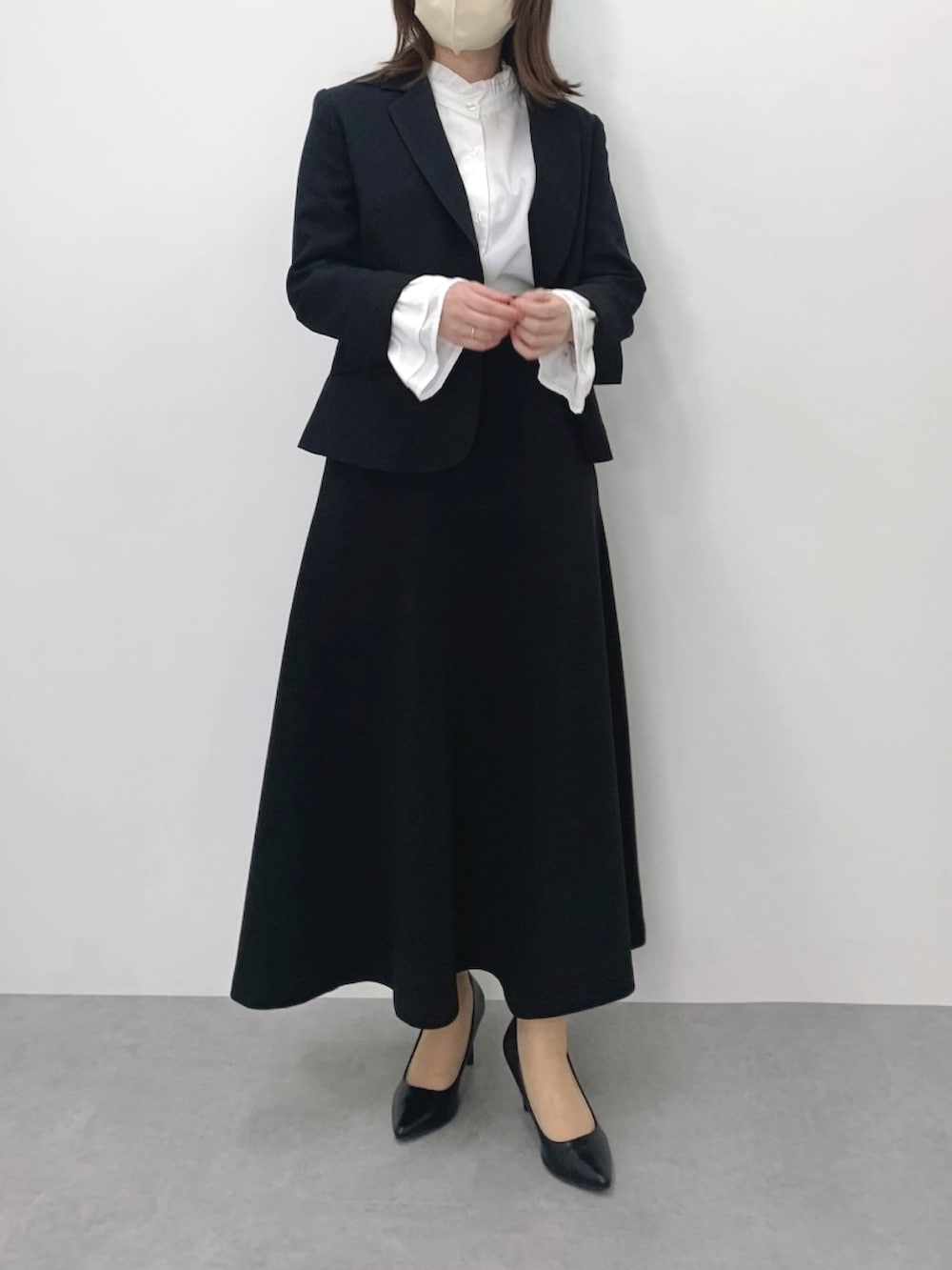 ブラック系のスカート、ブラック系のスーツセット、ブラック系のスーツセットを着用したレディースの冬コーディネートの3枚目の写真