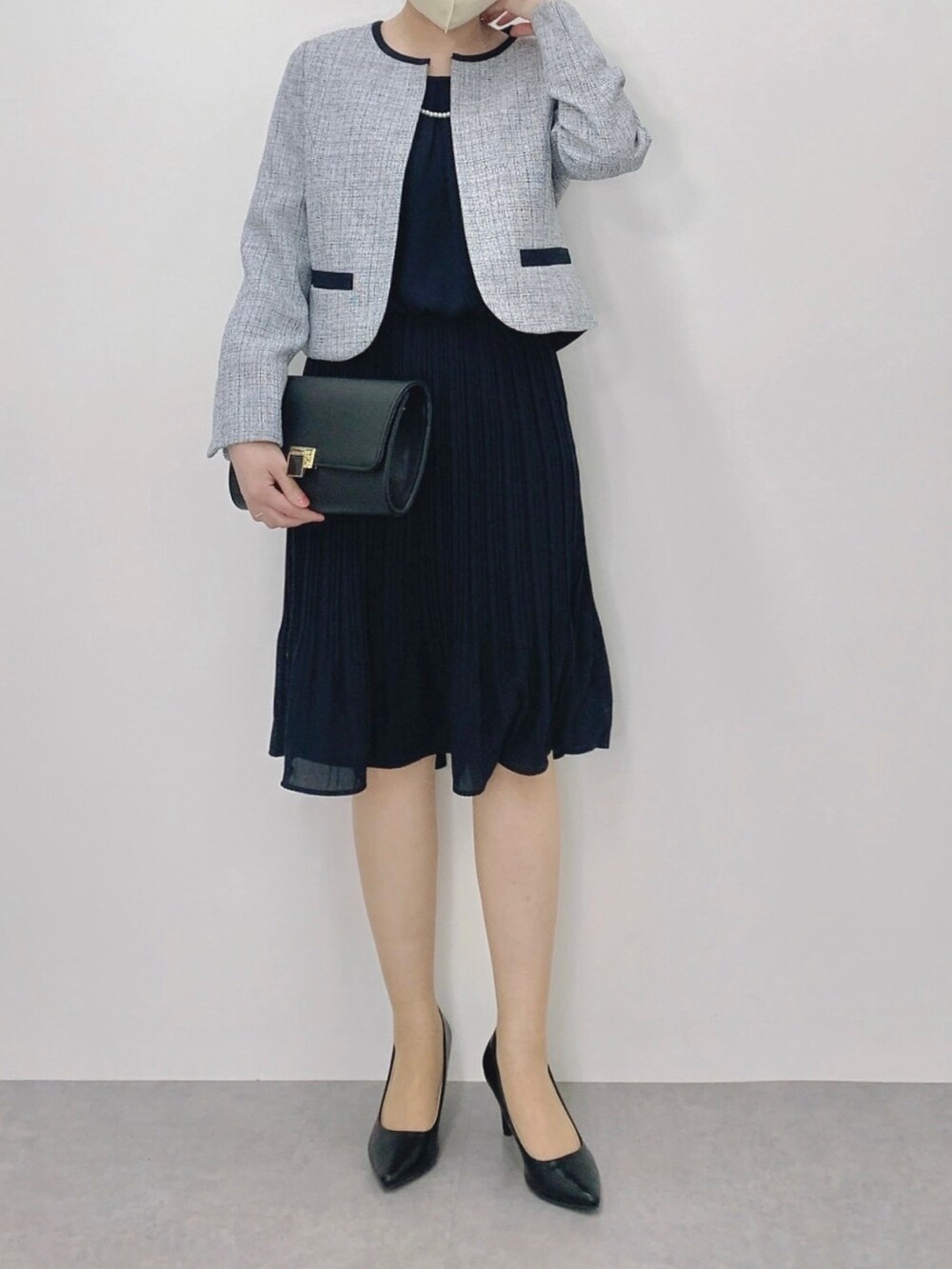 ブルー系のスーツセット、ブラウン系のキャミソールを着用したレディースの冬コーディネートの3枚目の写真