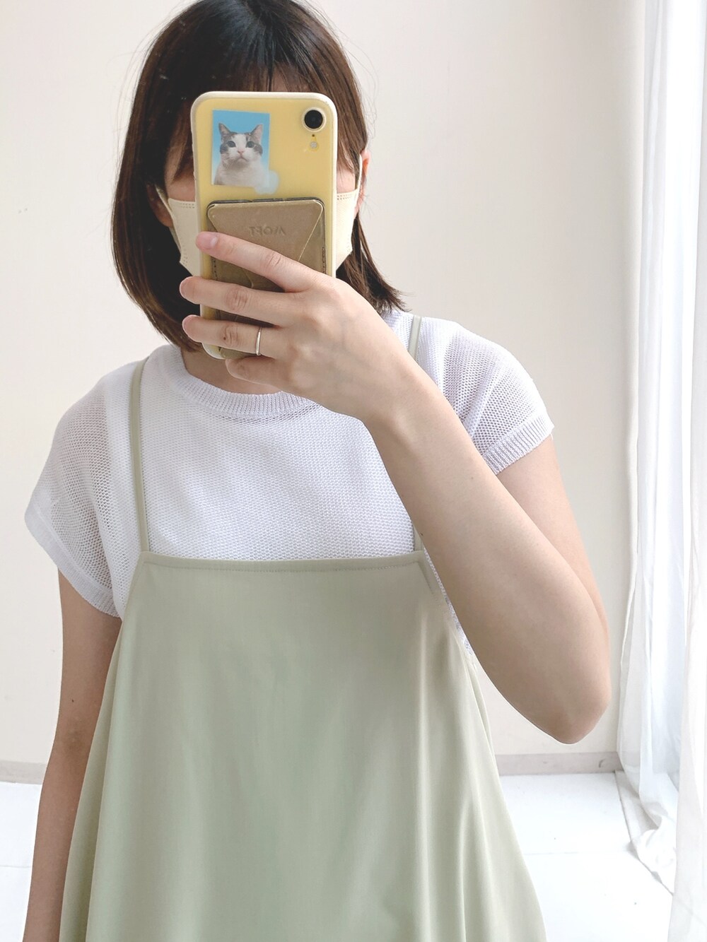 ホワイト系のニット/セーター、ホワイト系のTシャツ/カットソー、グリーン系のワンピースを着用したレディースの夏コーディネートの3枚目の写真