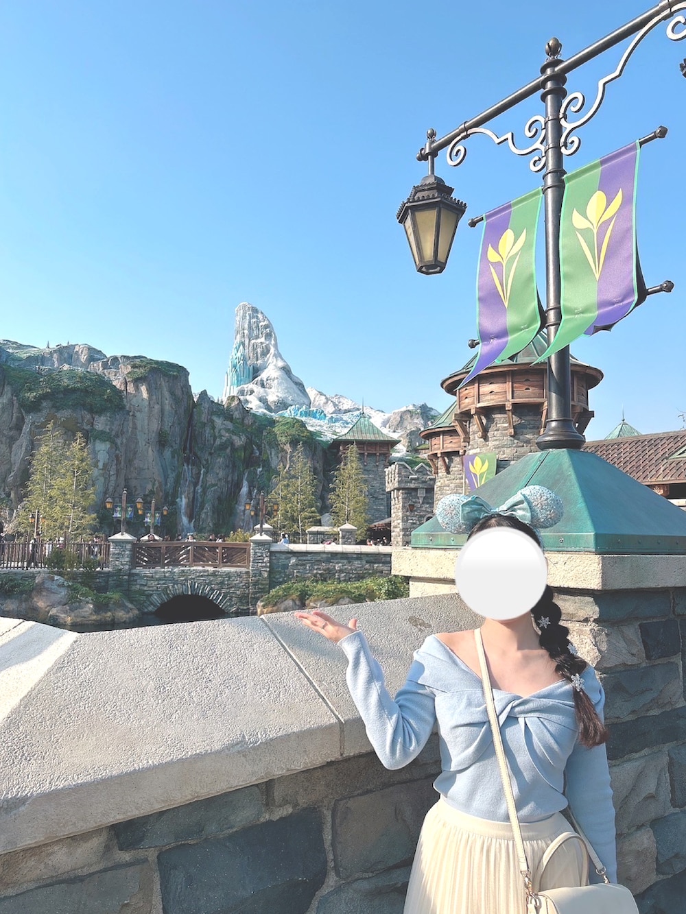 ホワイト系のスカート、ブルー系のニット/セーター、ホワイト系のショルダーバッグを着用したレディースの春コーディネートの2枚目の写真