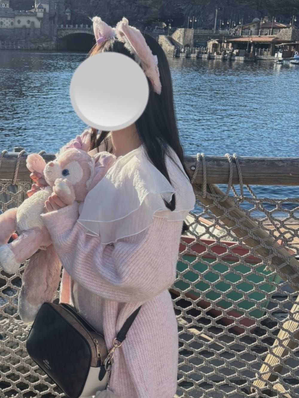 ピンク系のカーディガン/ボレロ、ホワイト系のシャツ/ブラウス、ホワイト系のスカートを着用したレディースの春コーディネートの2枚目の写真