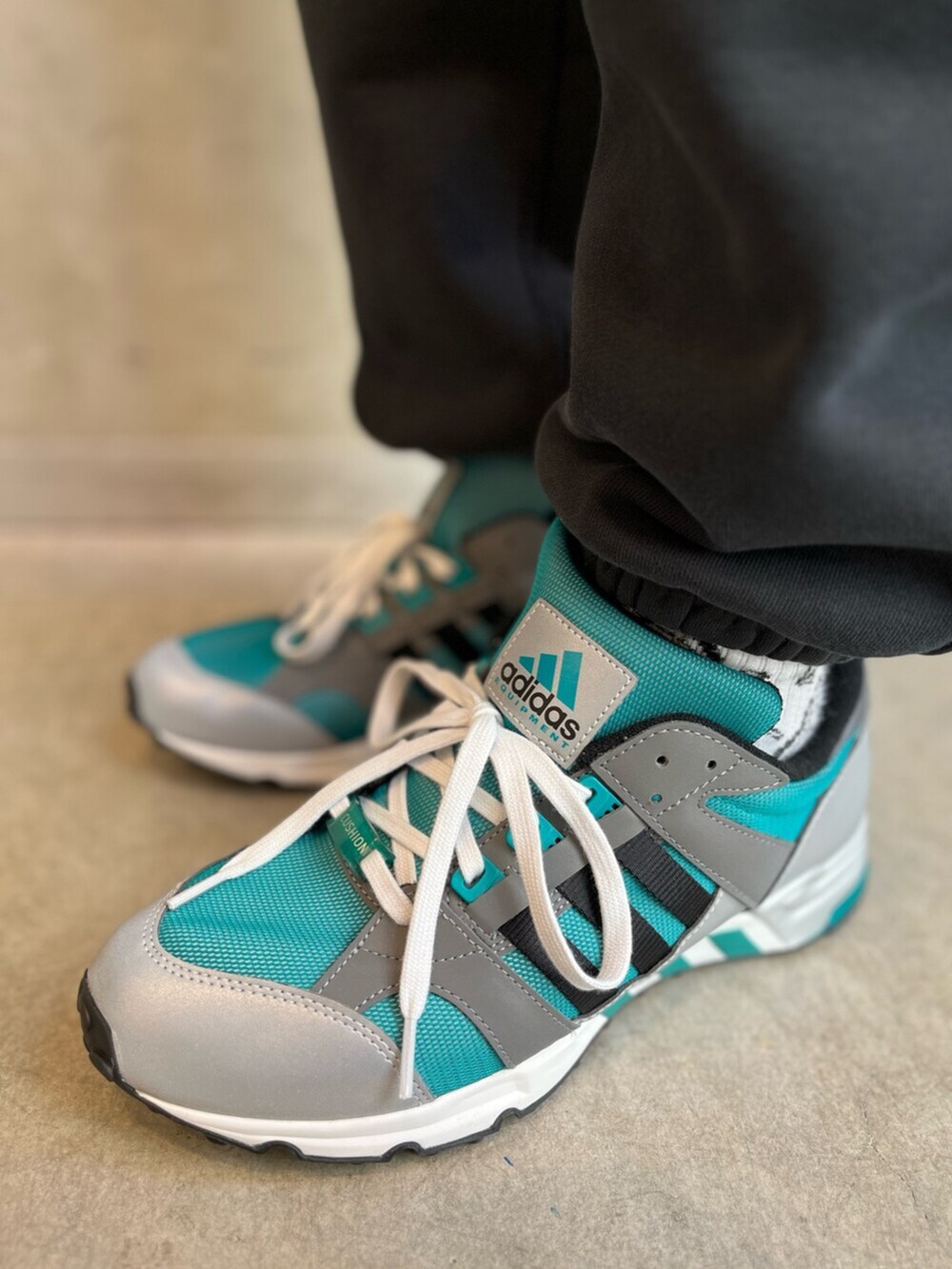 「ダウンジャケット、キャップ、adidas、アディダス、adidas originals、アディダスオリジナルス」｜「adidasのアディカラー ダウン Regen ジャケット / アディダスオリジナルス adidas Originals（ダウンジャケット/コート、ブラック系）」を使った、oiさん（メンズ・176cm）の春コーディネートの6枚目の写真