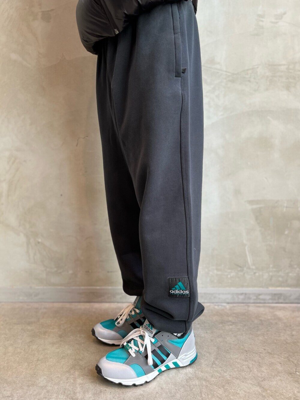 「ダウンジャケット、キャップ、adidas、アディダス、adidas originals、アディダスオリジナルス」｜「adidasのアディカラー ダウン Regen ジャケット / アディダスオリジナルス adidas Originals（ダウンジャケット/コート、ブラック系）」を使った、oiさん（メンズ・176cm）の春コーディネートの5枚目の写真