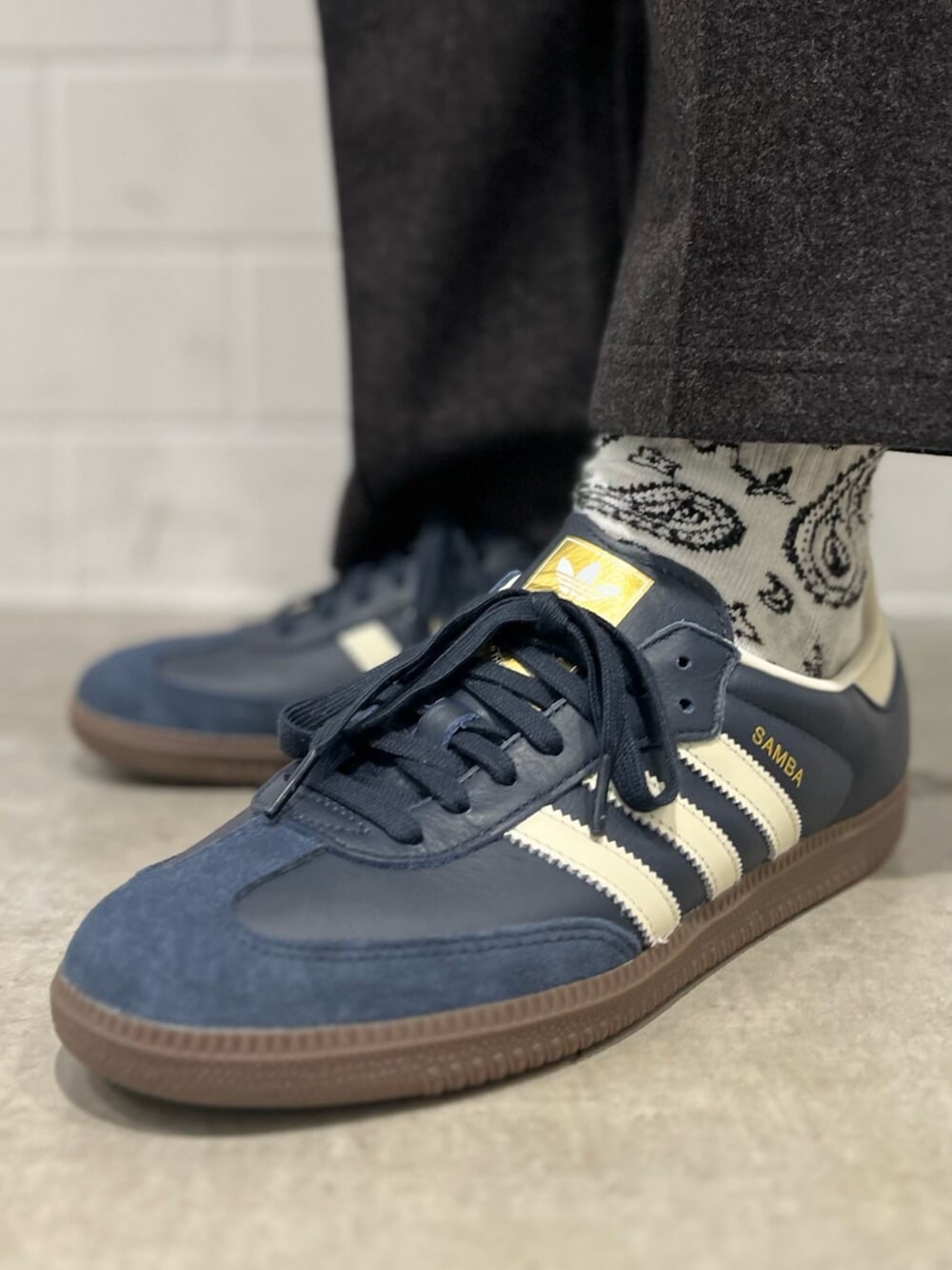 ブルー系のナイロンジャケット、ブルー系のスニーカーを着用したメンズの秋コーディネートの6枚目の写真