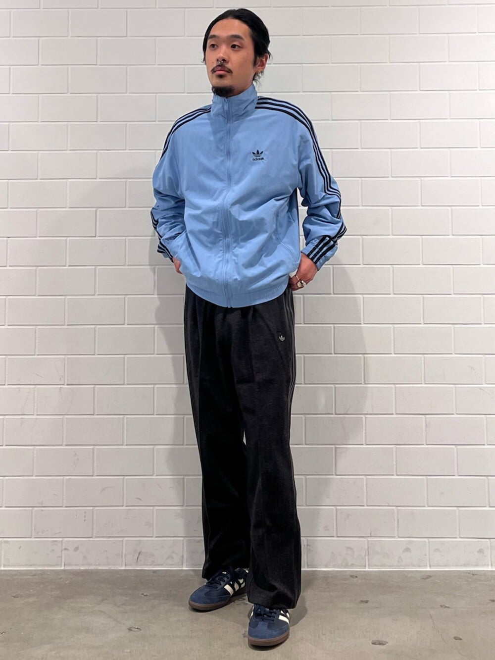 ブルー系のナイロンジャケット、ブルー系のスニーカーを着用したメンズの秋コーディネートの3枚目の写真