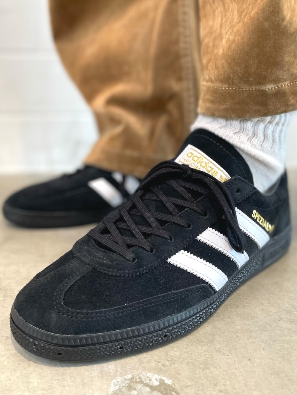 ブラック系のスニーカー、ブラック系のジャージ、ブラウン系のその他パンツを着用したメンズの秋コーディネートの6枚目の写真