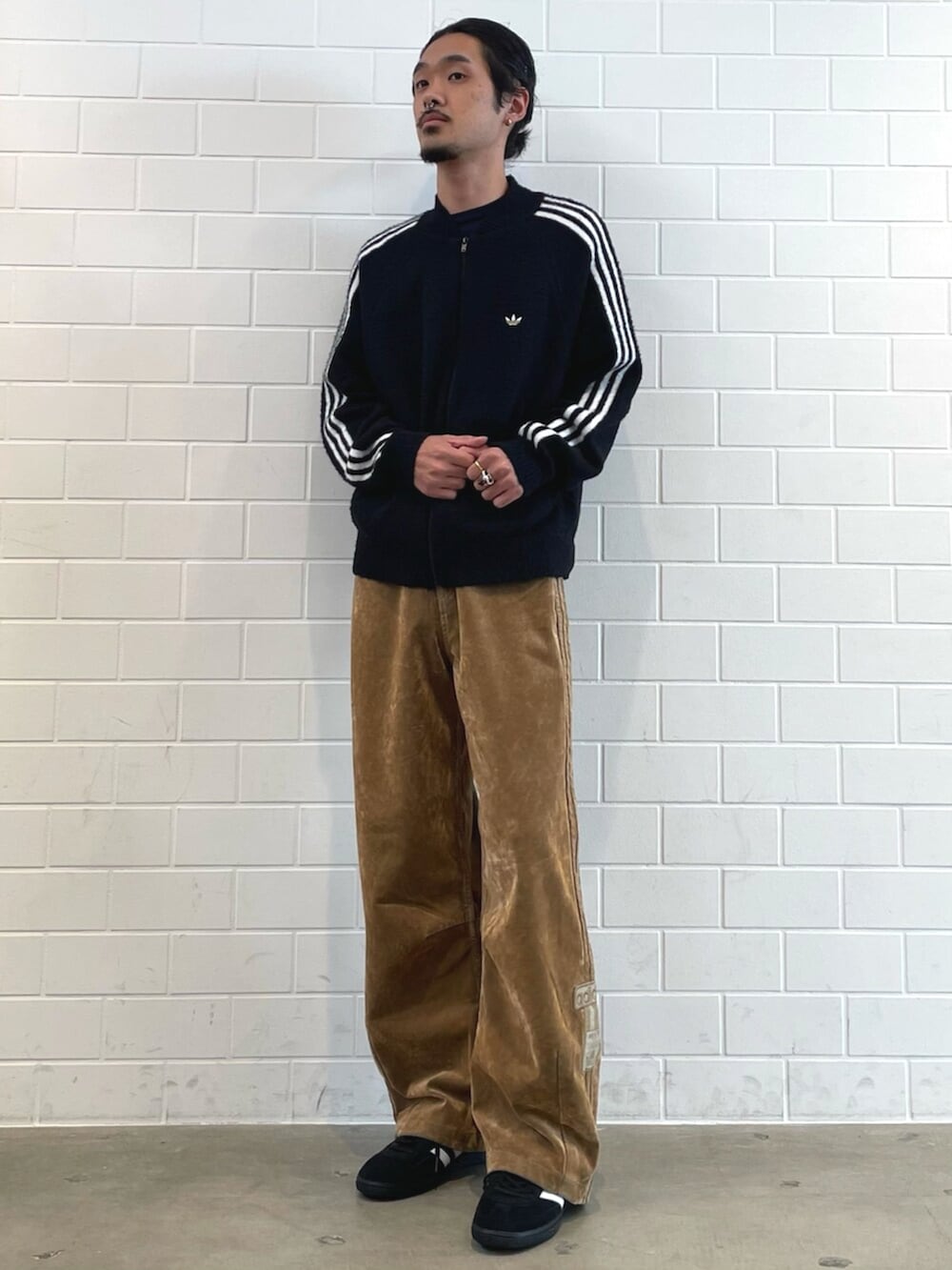 ブラック系のスニーカー、ブラック系のジャージ、ブラウン系のその他パンツを着用したメンズの秋コーディネートの3枚目の写真