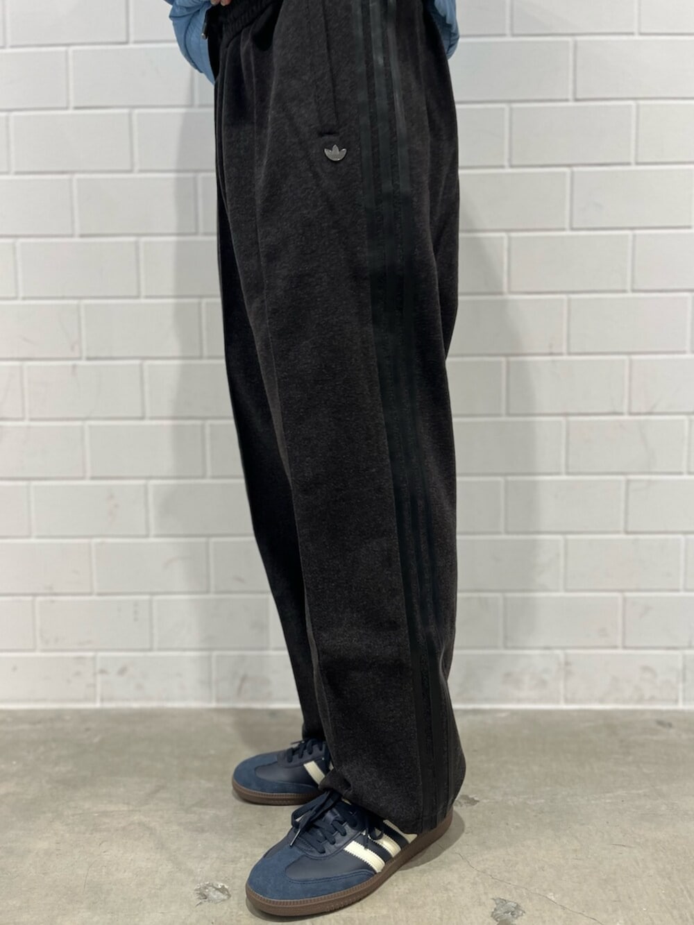 ブルー系のナイロンジャケット、ブルー系のスニーカーを着用したメンズの秋コーディネートの5枚目の写真