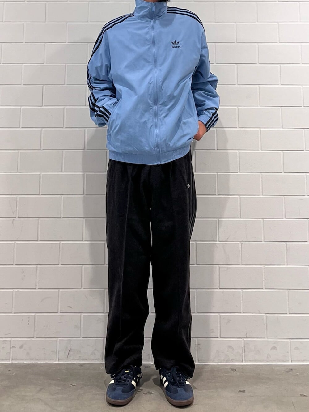 ブルー系のナイロンジャケット、ブルー系のスニーカーを着用したメンズの秋コーディネートの2枚目の写真