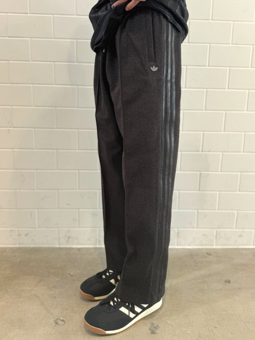 ブラック系のショルダーバッグ、ブラック系のTシャツ/カットソー、ブラック系のスウェットパンツを着用したメンズの秋コーディネートの5枚目の写真