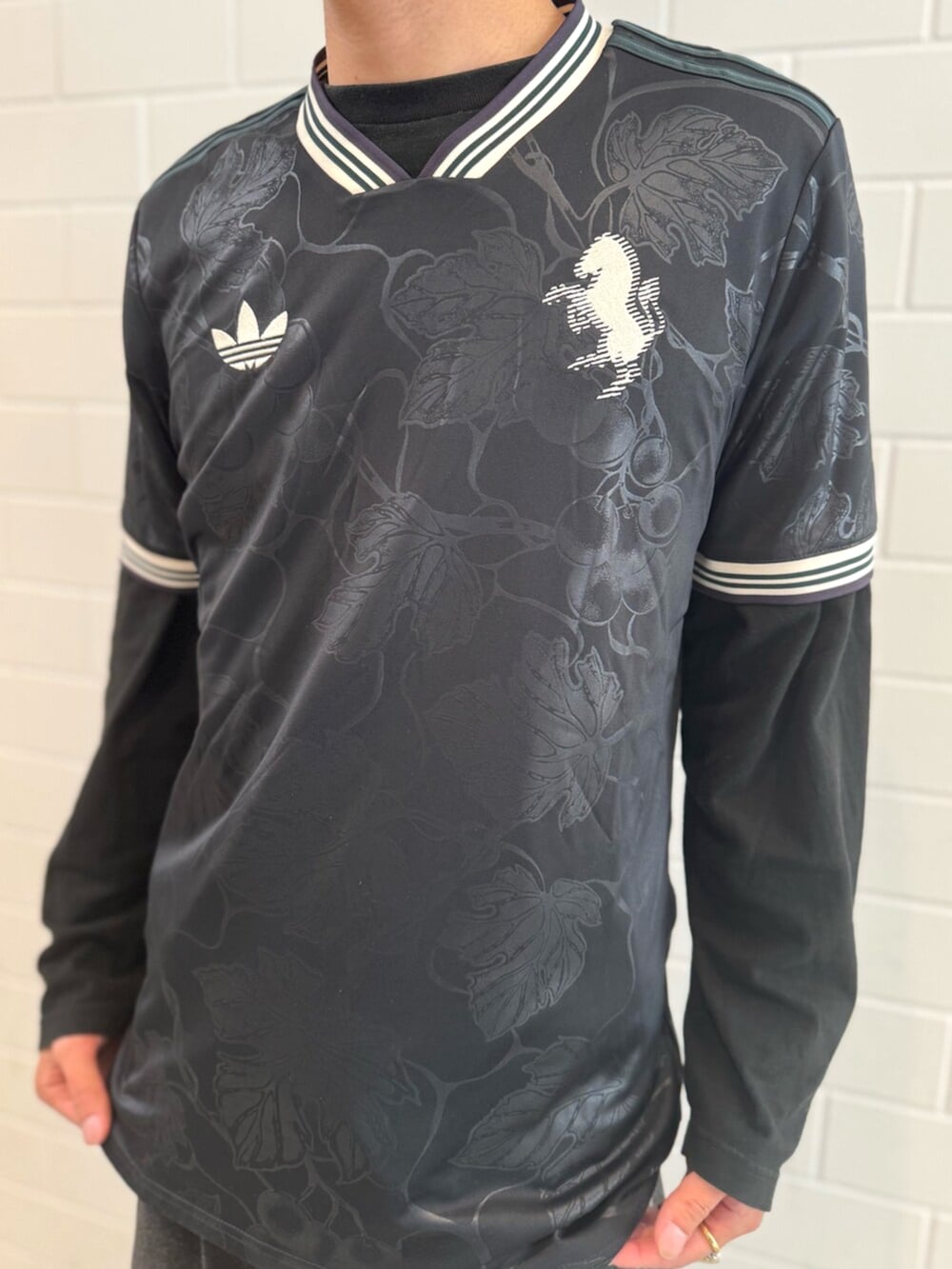 ブラック系のショルダーバッグ、ブラック系のTシャツ/カットソー、ブラック系のスウェットパンツを着用したメンズの秋コーディネートの3枚目の写真