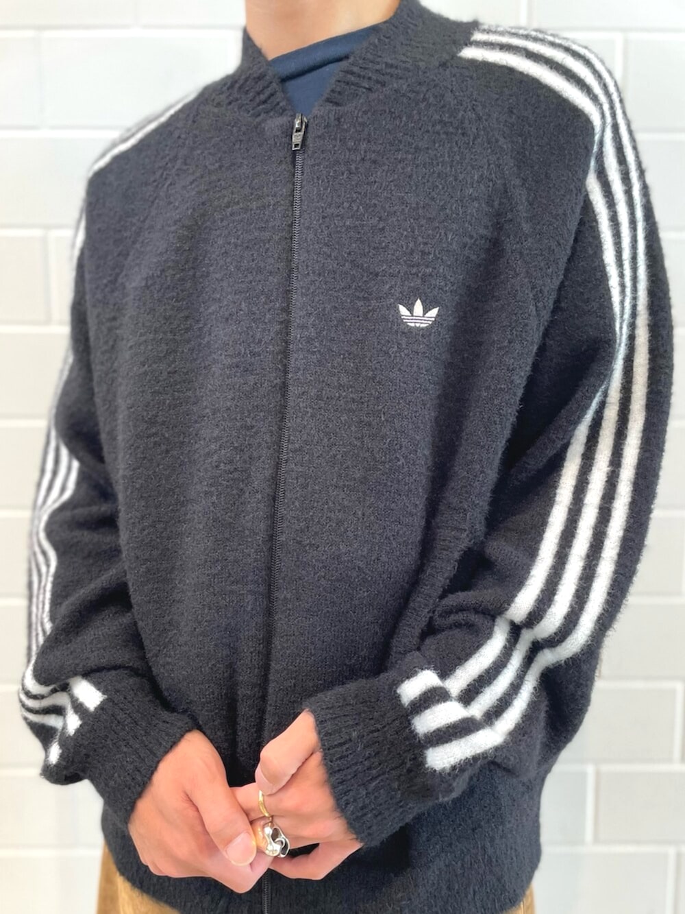 ブラック系のスニーカー、ブラック系のジャージ、ブラウン系のその他パンツを着用したメンズの秋コーディネートの4枚目の写真