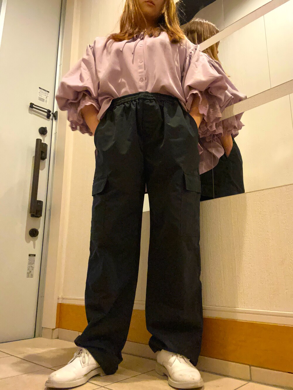 ピンク系のシャツ/ブラウス、ブラック系のカーゴパンツ、ホワイト系のローファーを着用したレディースの春コーディネートの2枚目の写真