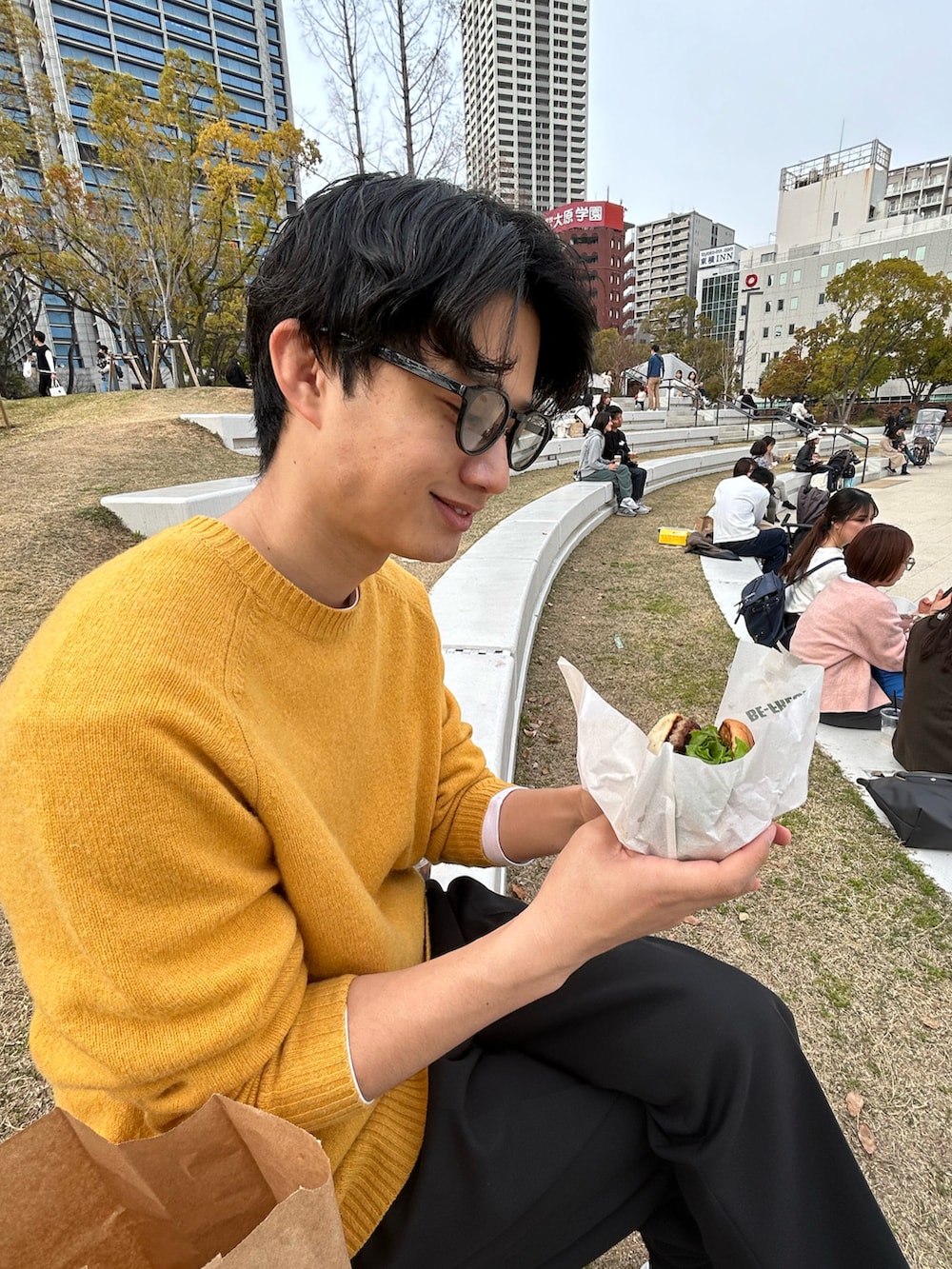 「春コーデ、ニット、ユニクロ、ユニクロコーデ、ユニクロU、神戸、三宮、プチプラコーデ、プチプラ、シティボーイ、シティーボーイ、ノームコア、シンプルコーデ、シンプルスタイル、ビビットカラー」｜「Steven Alanの＜Steven Alan＞ マットクロス インツープリーツ ドレス トラウザーズ（スラックス、ブラック系）」を使った、24さん（メンズ・181cm）の春コーディネートの2枚目の写真