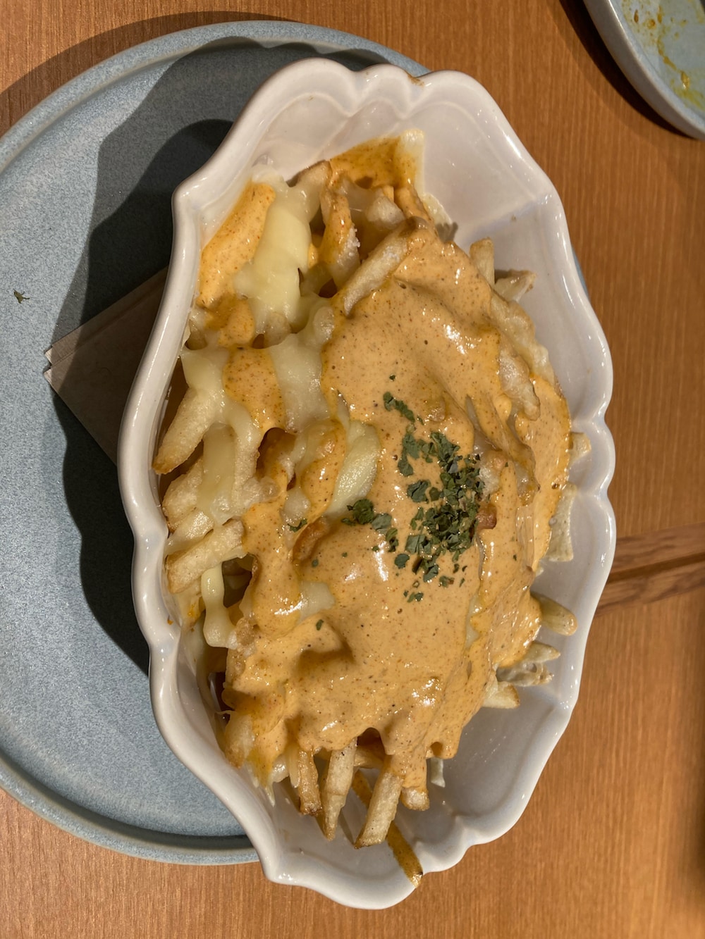 グリーン系のミリタリージャケット、イエロー系のシャツ/ブラウス、ブルー系のデニムパンツを着用したメンズの春コーディネートの4枚目の写真