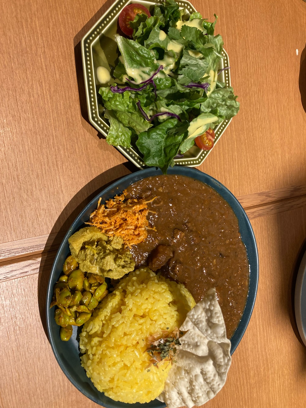 グリーン系のミリタリージャケット、イエロー系のシャツ/ブラウス、ブルー系のデニムパンツを着用したメンズの春コーディネートの5枚目の写真