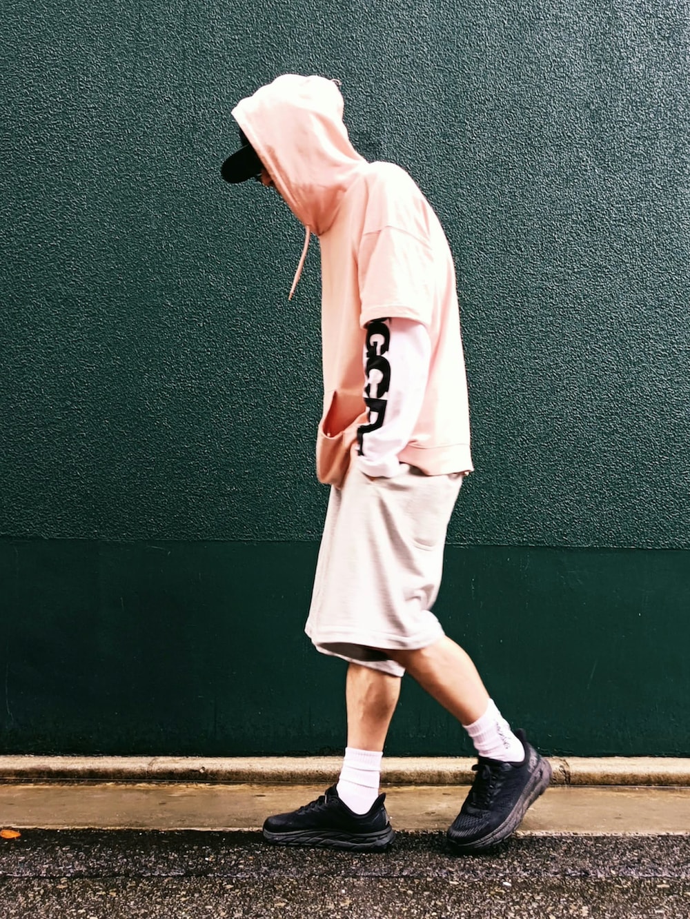 ピンク系のパーカー、ホワイト系のTシャツ/カットソー、グレー系のスウェットパンツを着用したメンズの秋コーディネートの2枚目の写真
