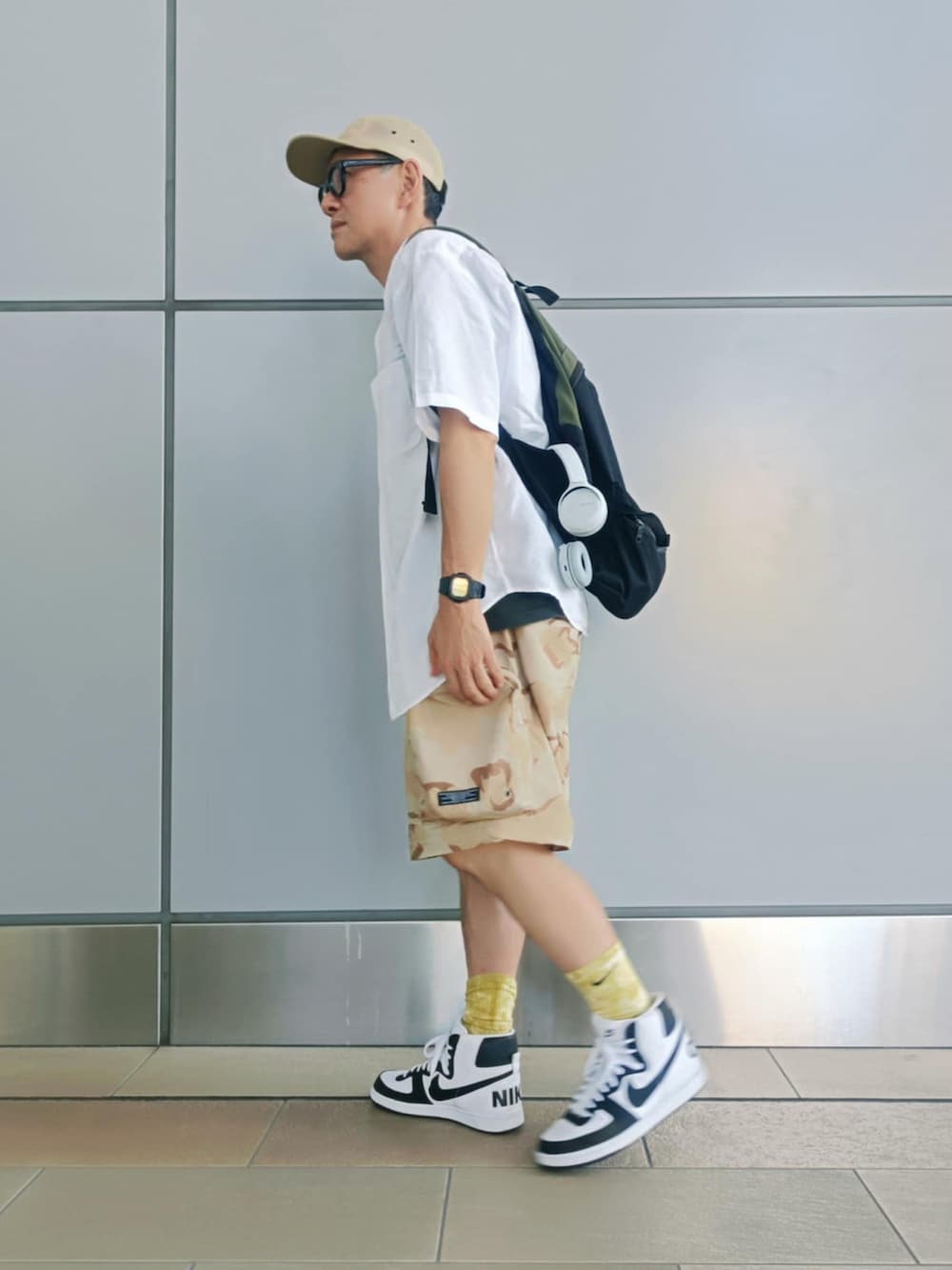 ホワイト系のシャツ/ブラウス、その他のTシャツ/カットソー、ベージュ系のカーゴパンツを着用したメンズの夏コーディネートの3枚目の写真