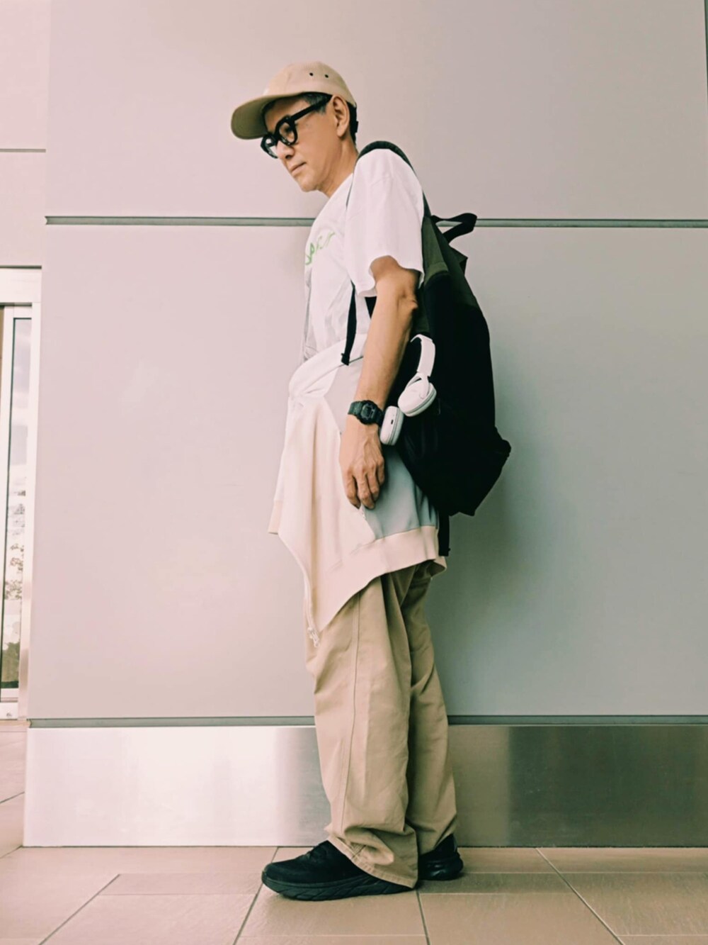 ベージュ系のチノパンツ、ホワイト系のジャケット/アウター、ホワイト系のTシャツ/カットソーを着用したメンズの秋コーディネートの2枚目の写真