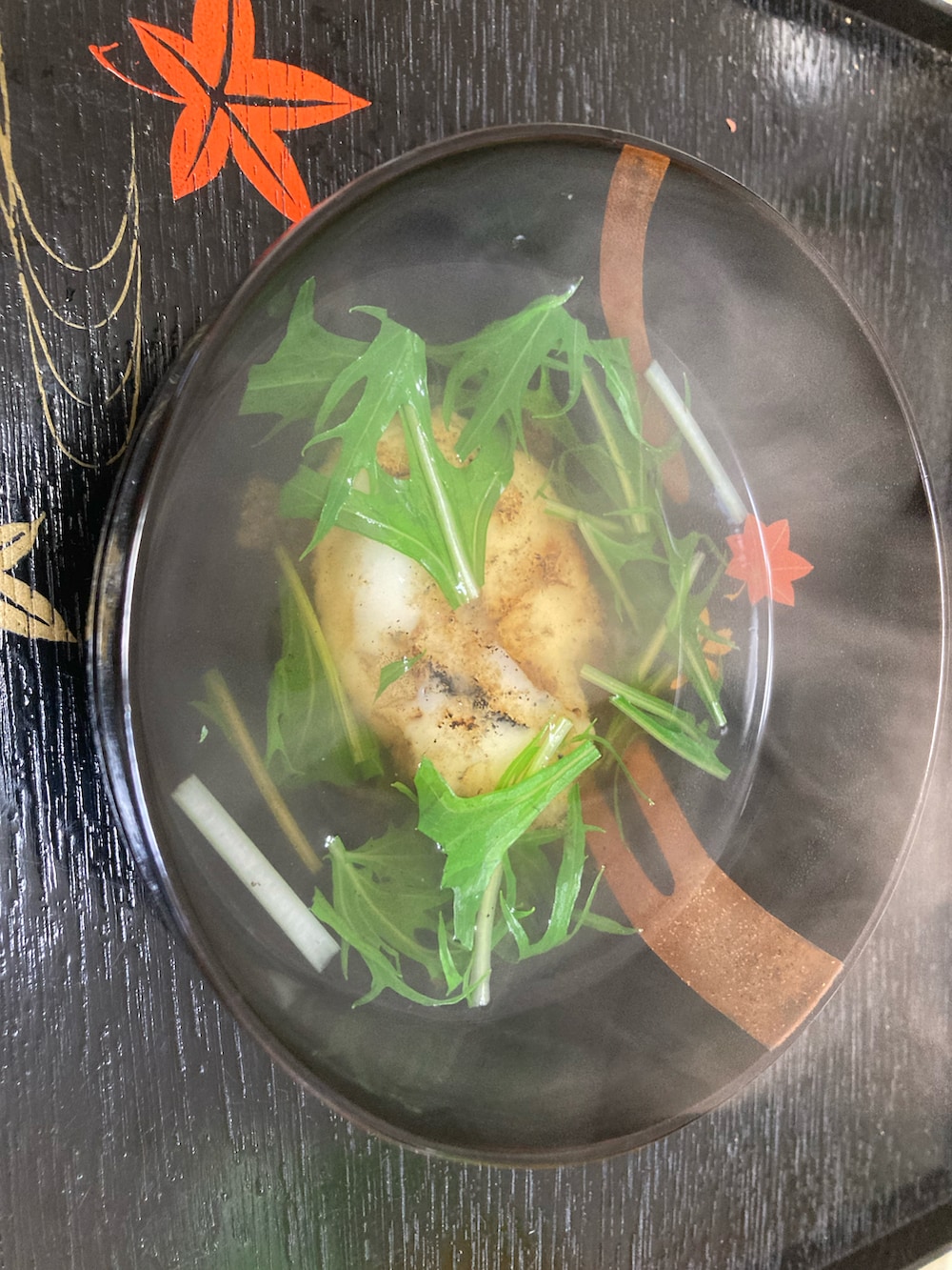 ブラック系のテーラードジャケット、ブルー系のシャツ/ブラウス、ブラック系のパンツを着用したメンズの冬コーディネートの5枚目の写真