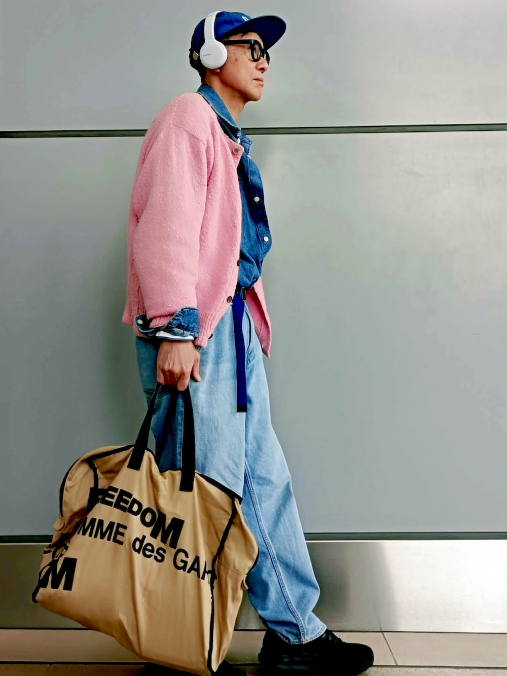 ピンク系のカーディガン/ボレロ、ブルー系のTシャツ/カットソー、ブルー系のシャツ/ブラウスを着用したメンズの春コーディネートの3枚目の写真