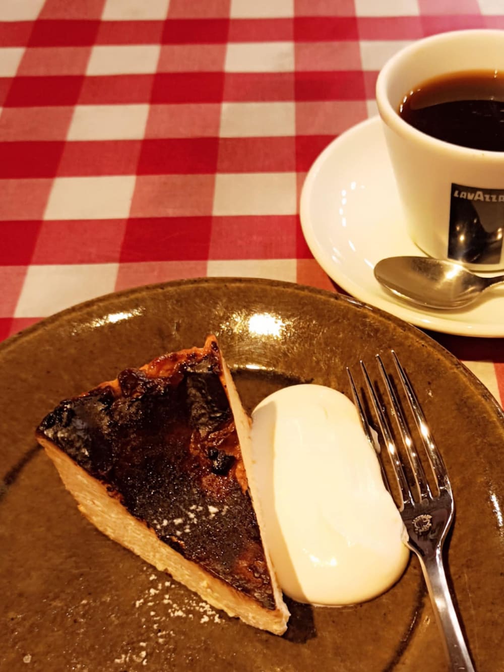 ホワイト系のスニーカー、ブラック系のポンチョ、ホワイト系のTシャツ/カットソーを着用したメンズの春コーディネートの4枚目の写真