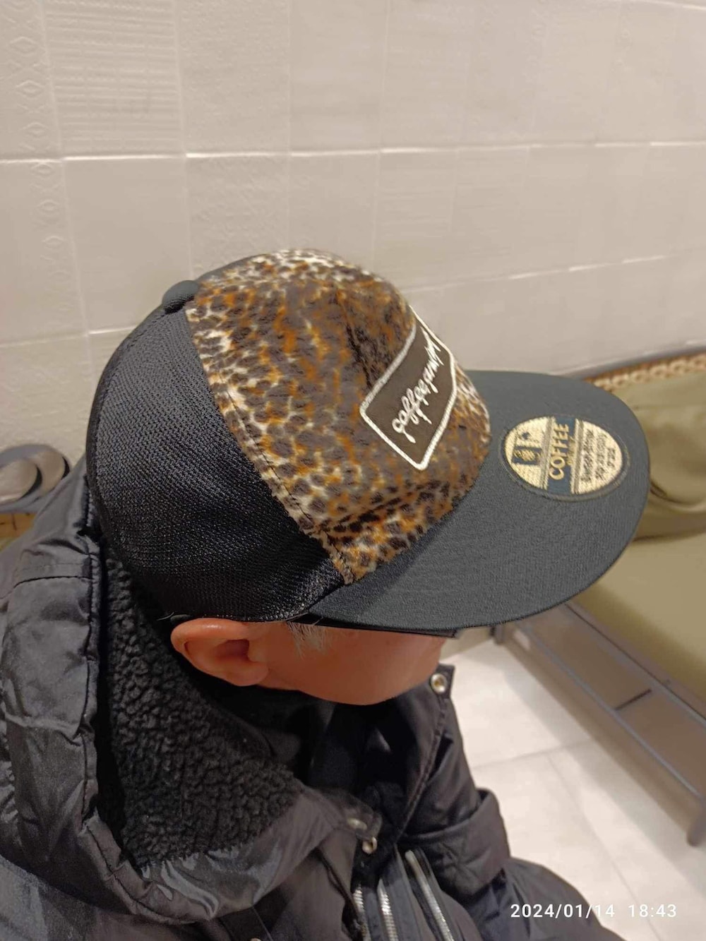 ブラック系のその他アウター、ブラック系のシャツ/ブラウス、ホワイト系のスニーカーを着用したメンズの冬コーディネートの2枚目の写真