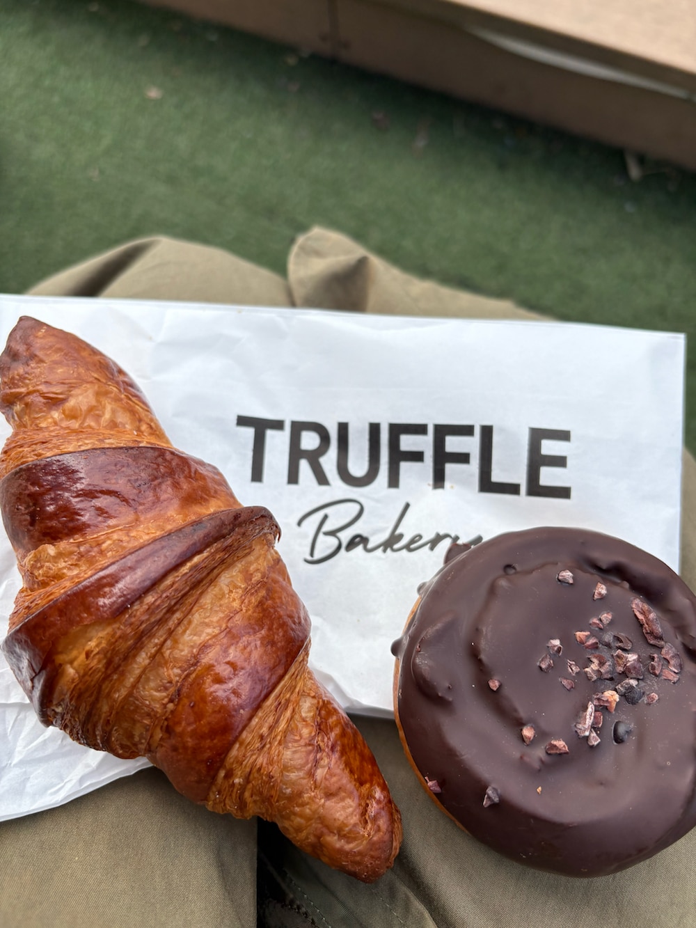 ブラック系のカバーオール、ブラック系のパンツ、ブラック系のドレスシューズを着用したメンズの冬コーディネートの4枚目の写真