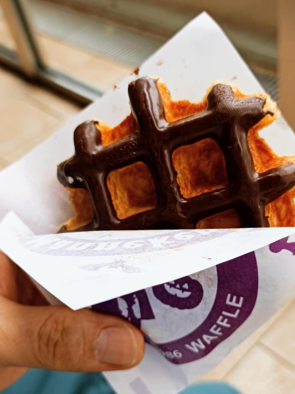 グリーン系のパンツ、ブルー系のマウンテンパーカー、グレー系のスニーカーを着用したメンズの秋コーディネートの4枚目の写真