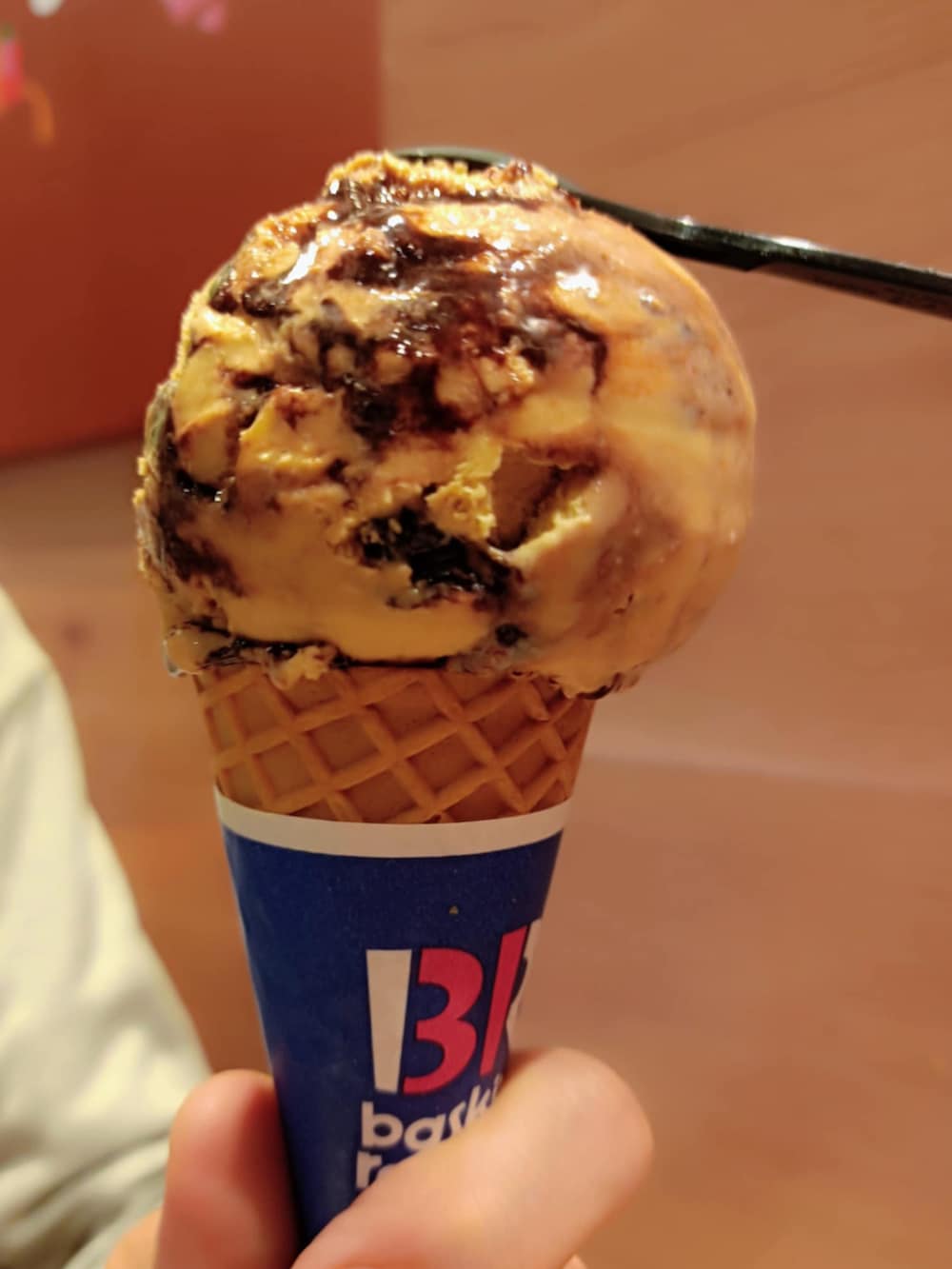 グレー系のTシャツ/カットソー、ホワイト系のスニーカー、ブラック系のキャップを着用したメンズの秋コーディネートの4枚目の写真