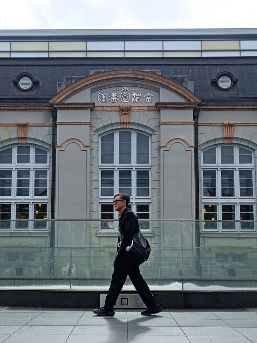 ブラック系のセットアップ、ブラック系のスニーカーを着用したメンズの春コーディネートの3枚目の写真