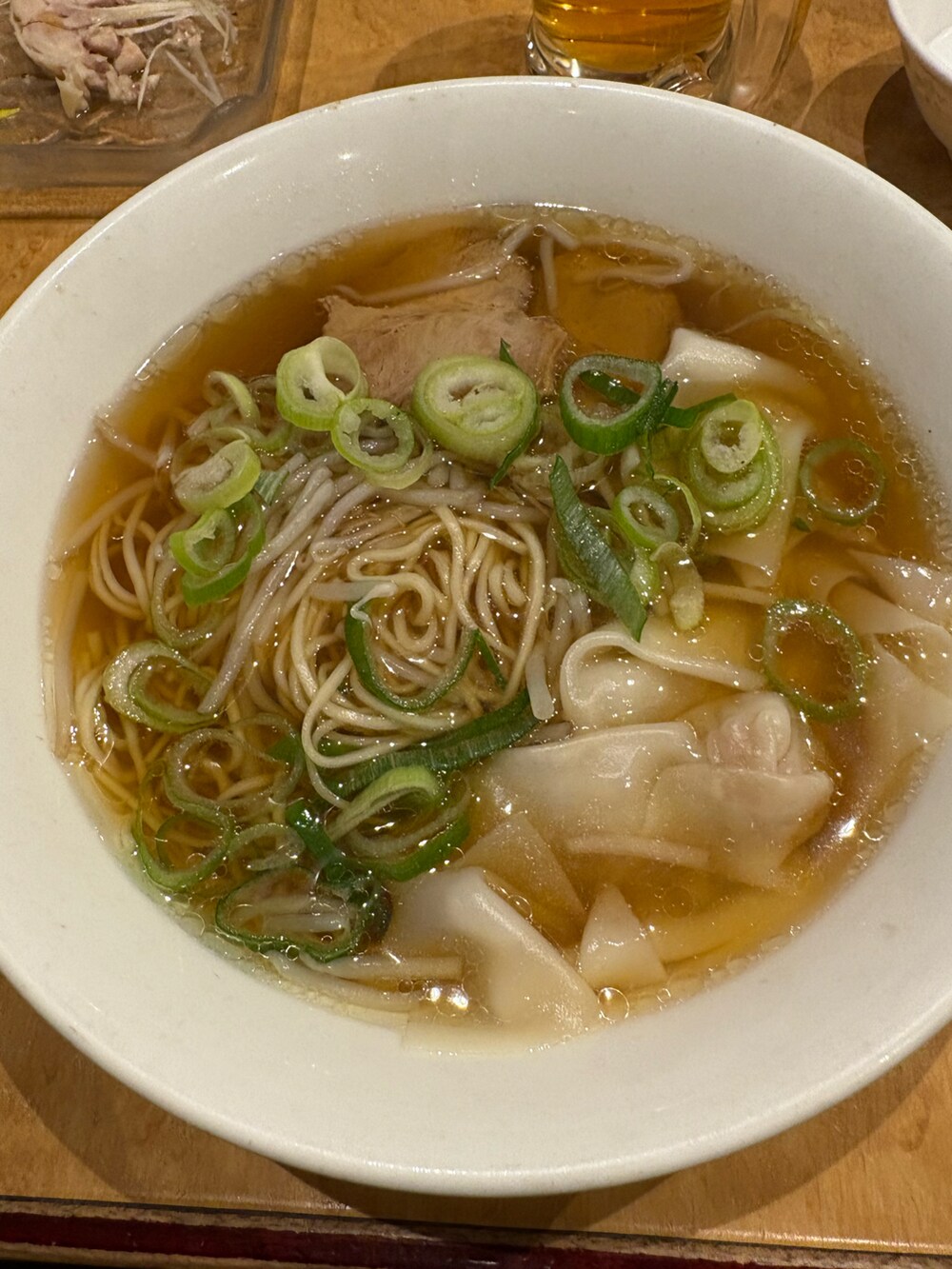 ブラウン系のパーカー、ベージュ系のダウンベスト、ブラウン系のパンツを着用したメンズの冬コーディネートの5枚目の写真