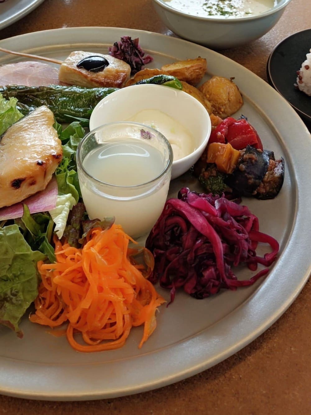 ブラック系のセットアップ、ブラック系のスニーカーを着用したメンズの春コーディネートの4枚目の写真