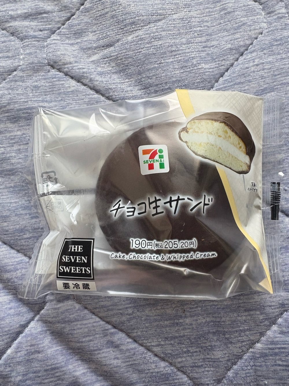 ブラウン系のパーカー、ベージュ系のダウンベスト、ブラウン系のパンツを着用したメンズの冬コーディネートの4枚目の写真