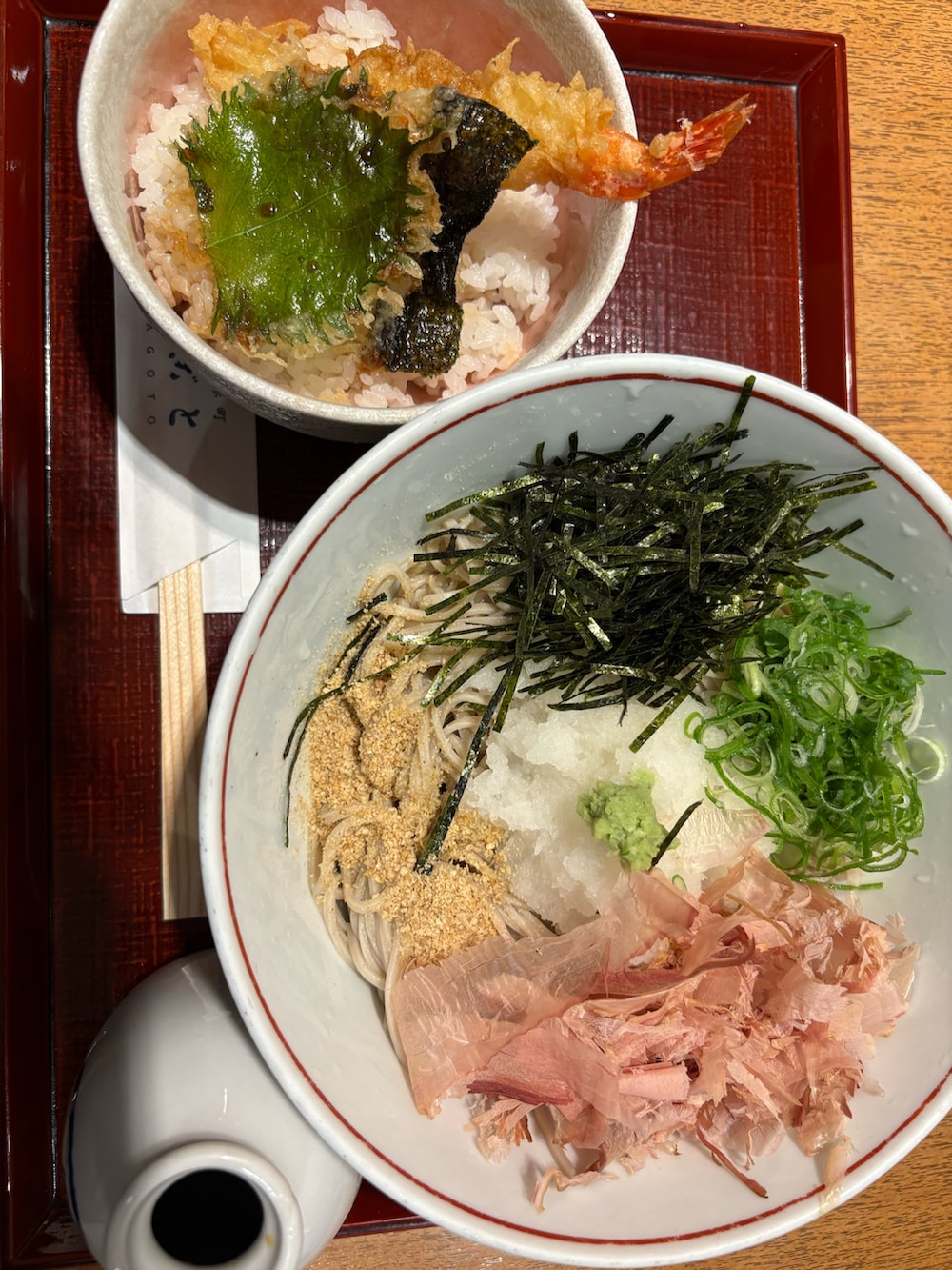 ブラック系のセットアップ、ブラック系のスニーカーを着用したメンズの春コーディネートの5枚目の写真