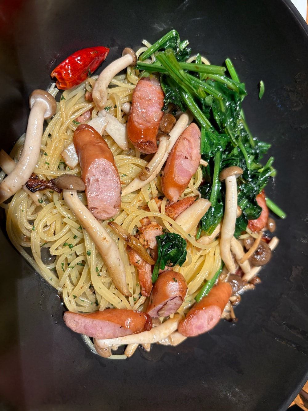 ベージュ系のチノパンツ、ホワイト系のジャケット/アウター、ホワイト系のTシャツ/カットソーを着用したメンズの秋コーディネートの5枚目の写真