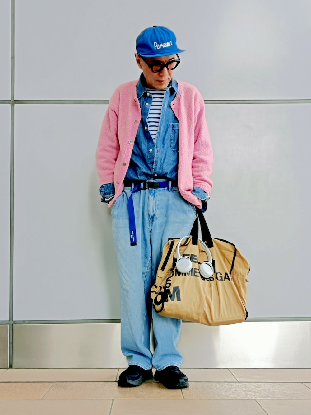 ピンク系のカーディガン/ボレロ、ブルー系のTシャツ/カットソー、ブルー系のシャツ/ブラウスを着用したメンズの春コーディネートの2枚目の写真