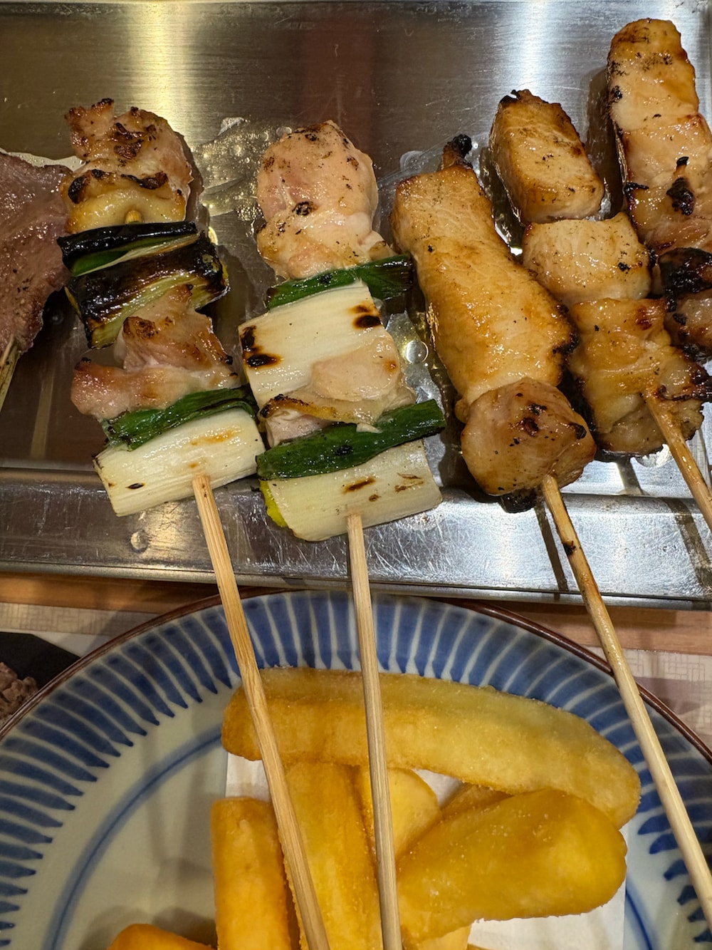 ブラック系のカバーオール、ブラック系のパンツ、ブラック系のドレスシューズを着用したメンズの冬コーディネートの5枚目の写真