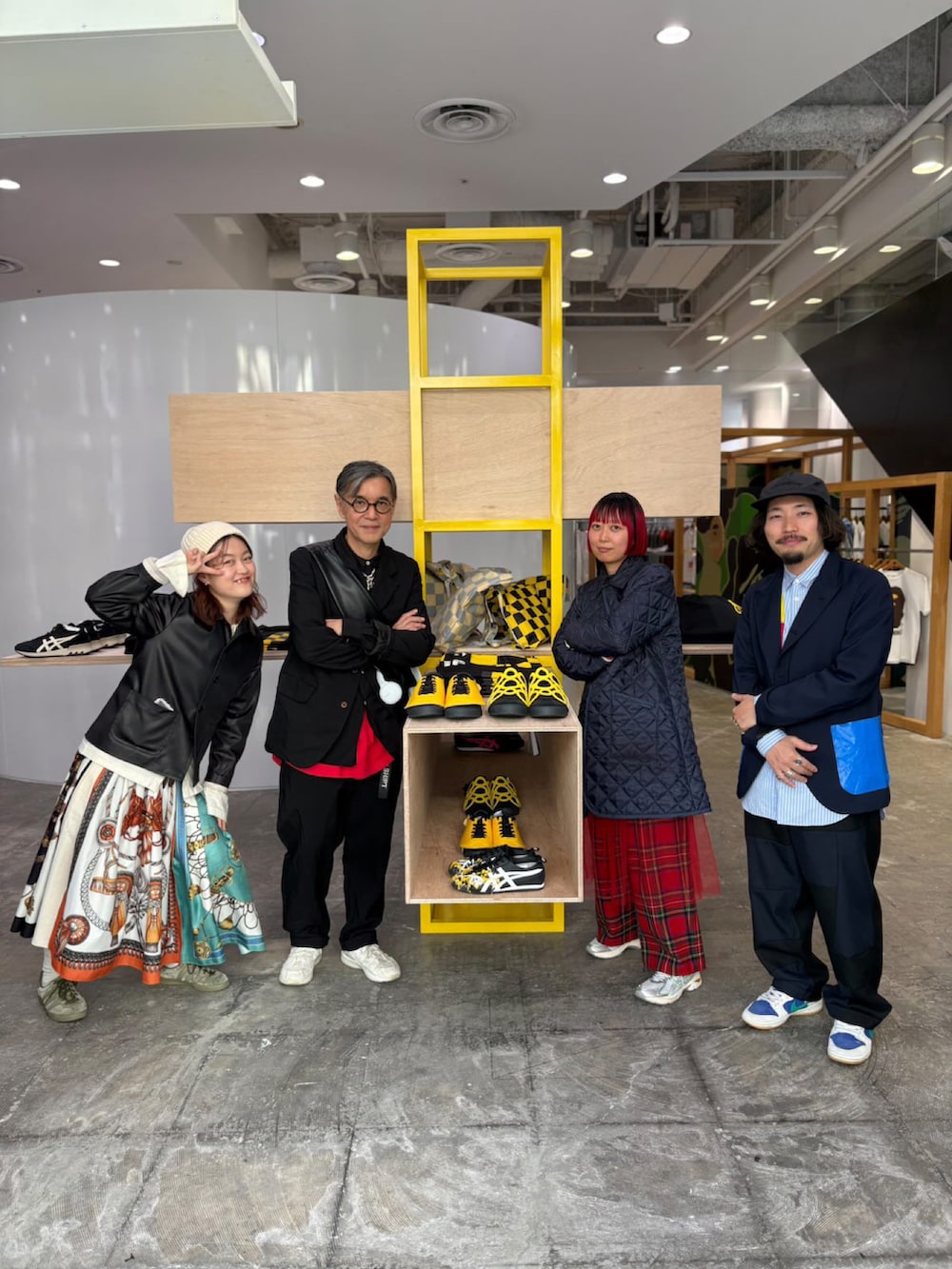 グリーン系のモッズコート、グリーン系のニット/セーター、ブラウン系のパンツを着用したメンズの冬コーディネートの4枚目の写真