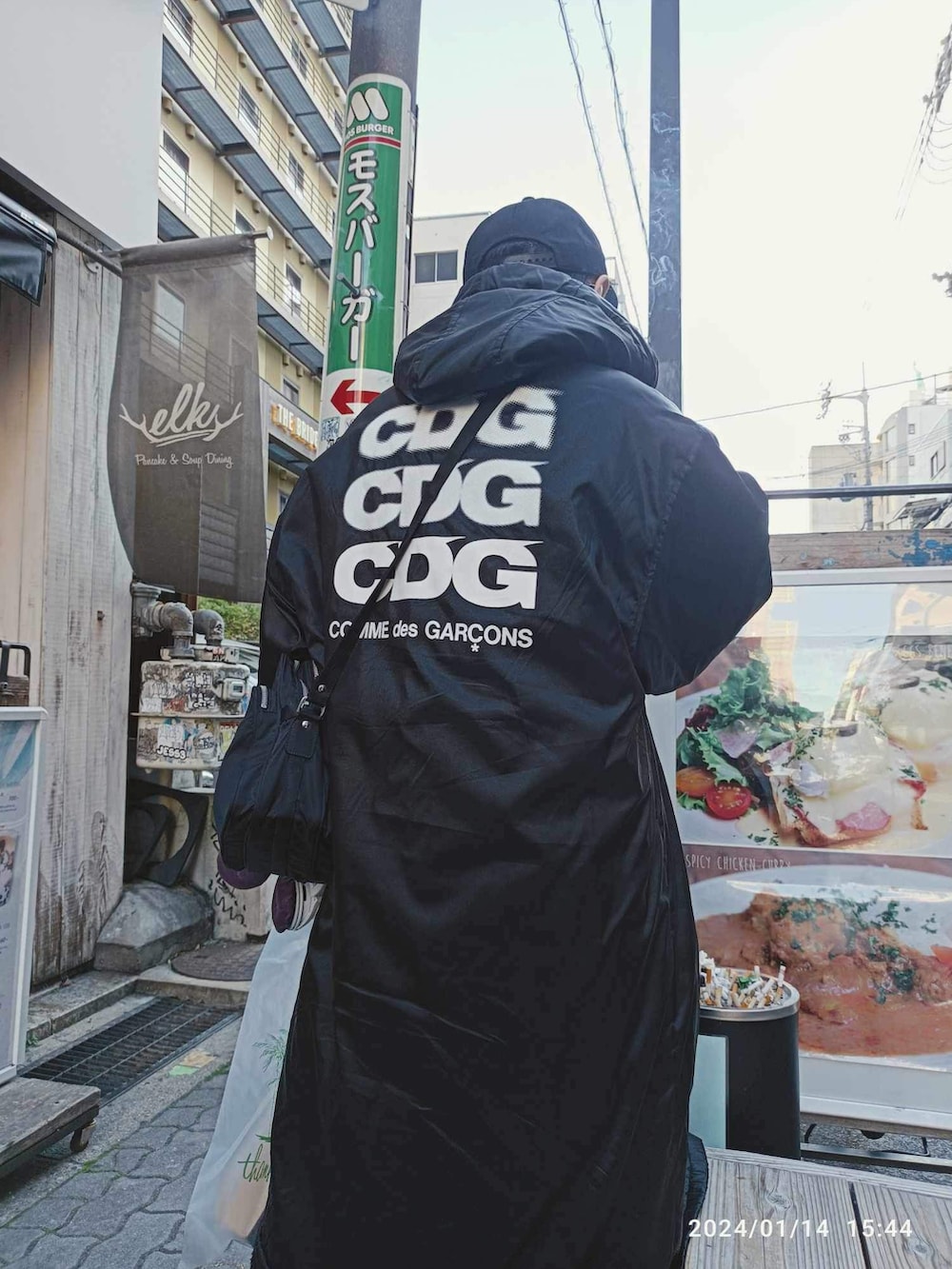 ブラック系のその他アウター、ブラック系のシャツ/ブラウス、ホワイト系のスニーカーを着用したメンズの冬コーディネートの3枚目の写真