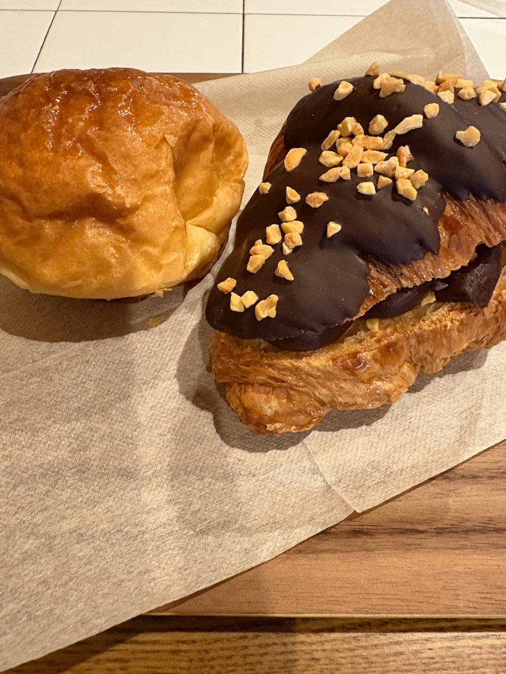 ブラック系のセットアップ、ブラック系のTシャツ/カットソー、ブラック系のスニーカーを着用したメンズの春コーディネートの4枚目の写真