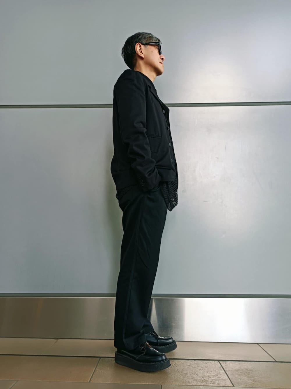 ブラック系のセットアップ、ブラック系のTシャツ/カットソー、ブラック系のドレスシューズを着用したメンズの冬コーディネートの2枚目の写真