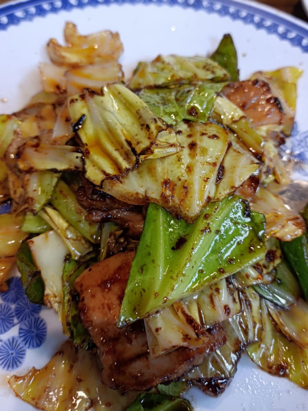 ベージュ系のダウンベスト、グリーン系のニット/セーター、ベージュ系のチノパンツを着用したメンズの冬コーディネートの5枚目の写真