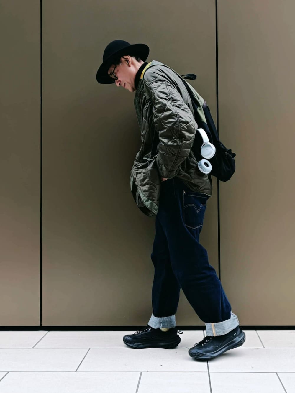 グリーン系のミリタリージャケット、イエロー系のシャツ/ブラウス、ブルー系のデニムパンツを着用したメンズの春コーディネートの2枚目の写真