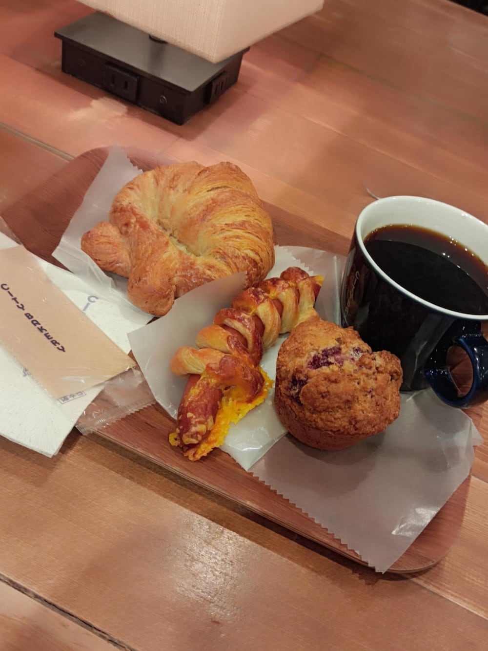 ブラック系のセットアップ、ブラック系のTシャツ/カットソー、ブラック系のドレスシューズを着用したメンズの冬コーディネートの4枚目の写真