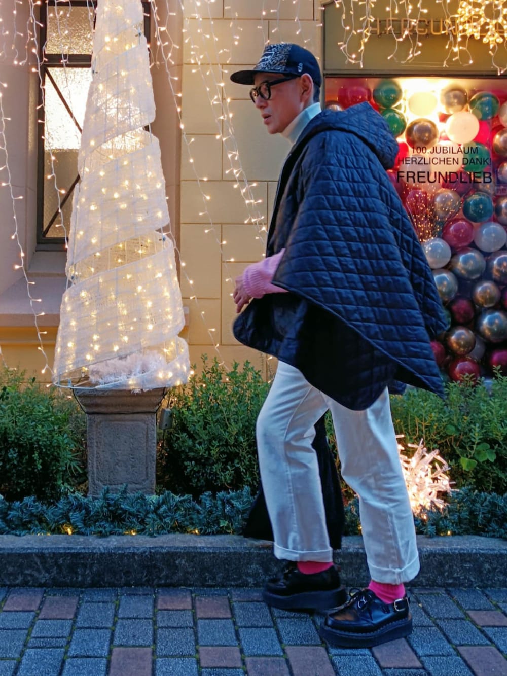 「ホワイトコーデ、クリスマスに着たい服、メガネ男子、ピンク、デニム、キルティング、相互フォロー歓迎」｜「BEAMSのアイテム（キャップ、ブラウン系）」を使った、78885010さん（メンズ・174cm）の冬コーディネートの2枚目の写真