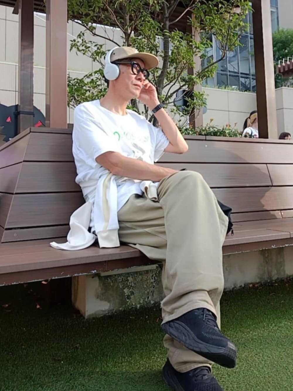 ベージュ系のチノパンツ、ホワイト系のジャケット/アウター、ホワイト系のTシャツ/カットソーを着用したメンズの秋コーディネートの3枚目の写真