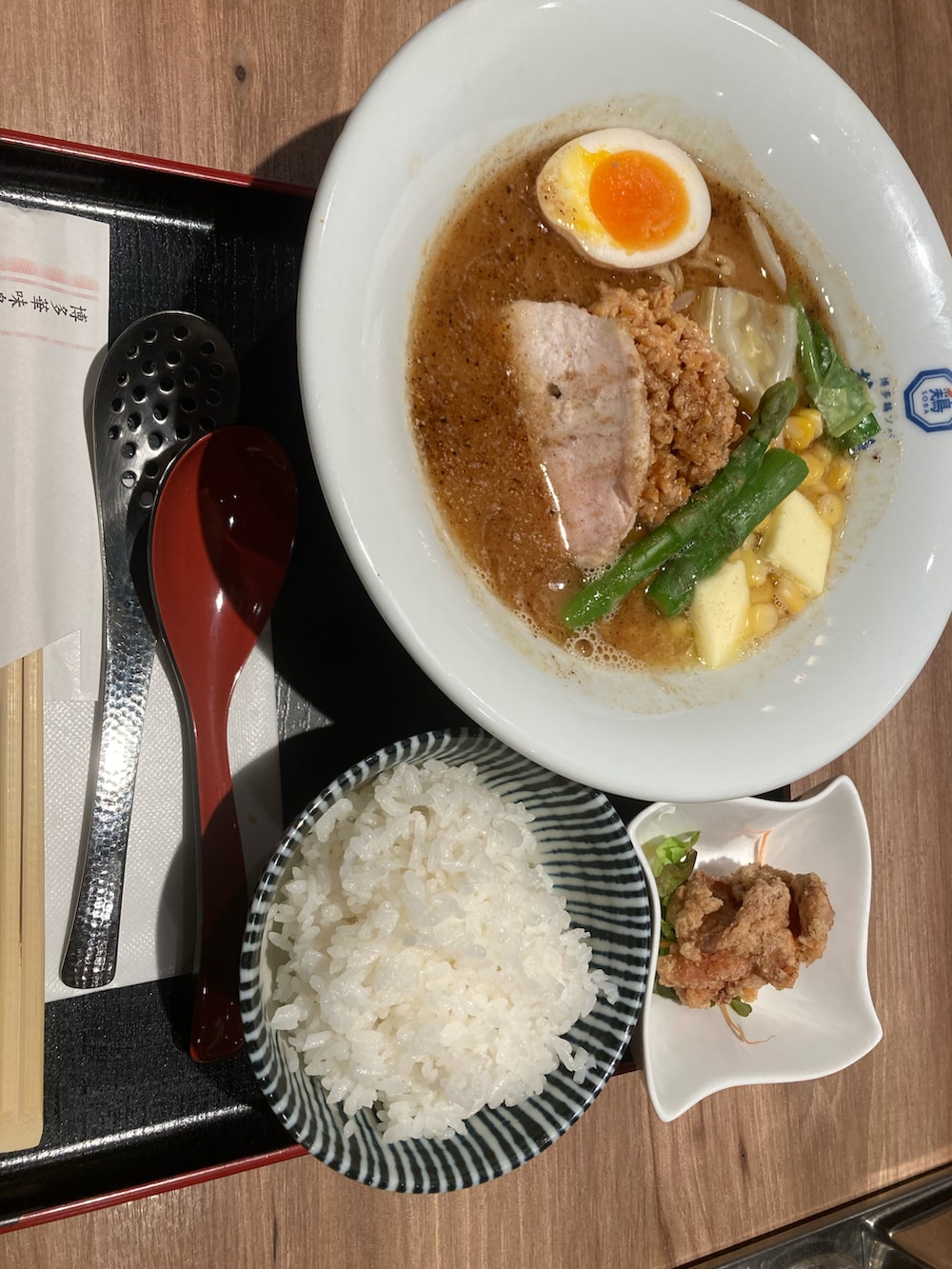 ブラック系のセットアップ、ブラック系のTシャツ/カットソー、ブラック系のドレスシューズを着用したメンズの冬コーディネートの5枚目の写真